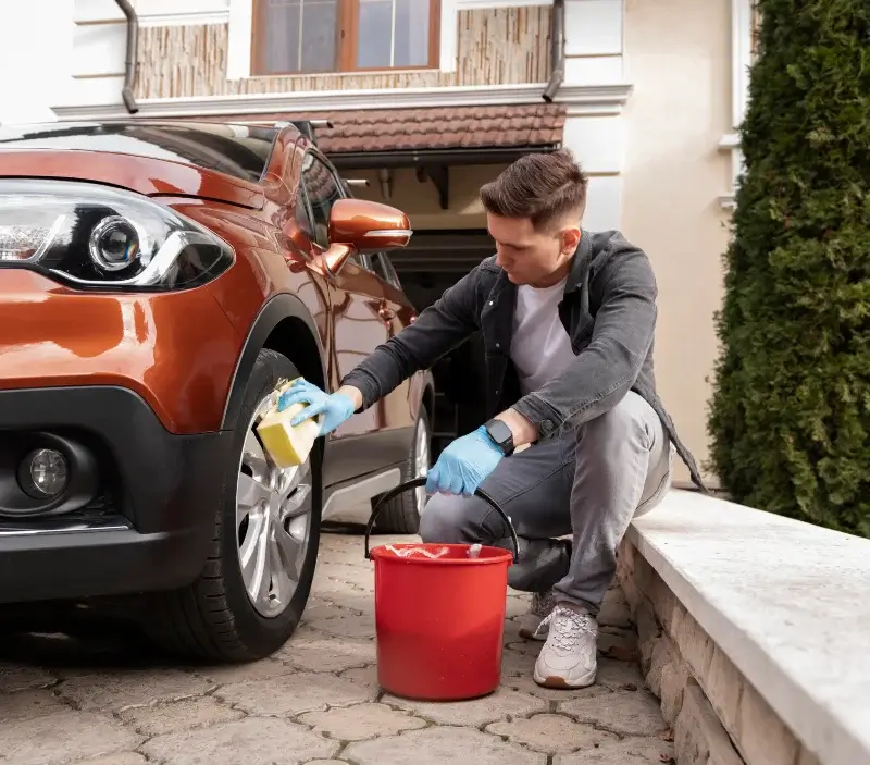 Lavage auto à domicile Eygalières : professionnel intervenant sur un véhicule